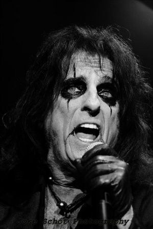 Alice Cooper Raise the Dead 2014